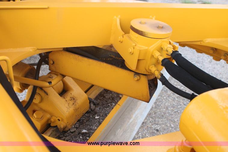 image for item H1714 1991 John Deere 670B articulated motor grader