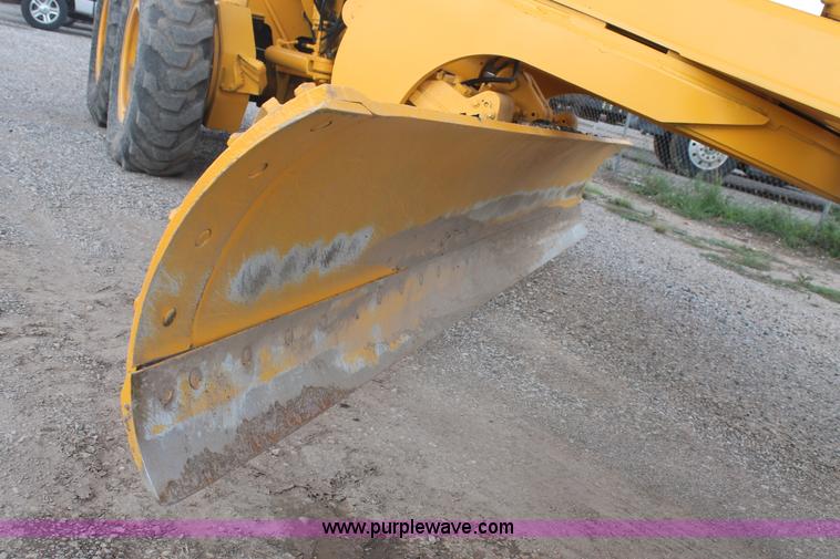 image for item H1714 1991 John Deere 670B articulated motor grader