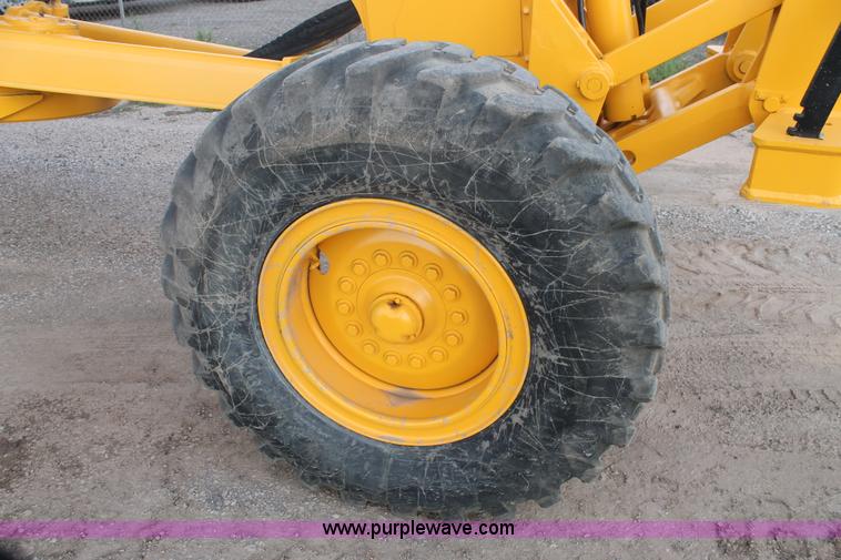 image for item H1714 1991 John Deere 670B articulated motor grader