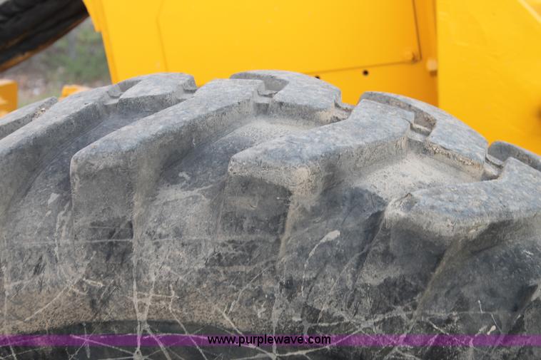 image for item H1714 1991 John Deere 670B articulated motor grader