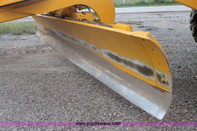 image for item H1714 1991 John Deere 670B articulated motor grader