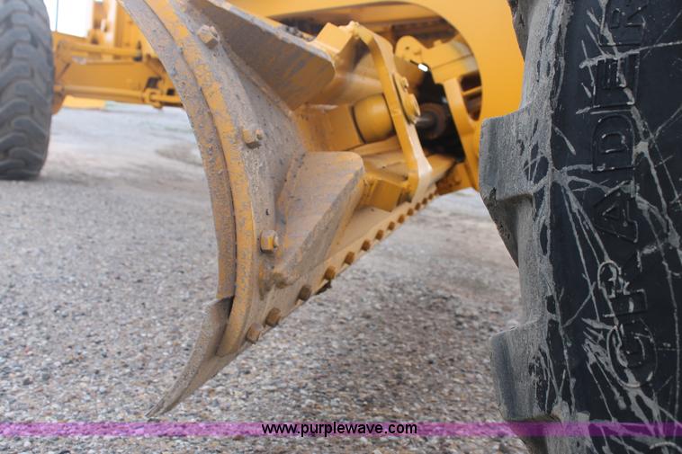 image for item H1714 1991 John Deere 670B articulated motor grader