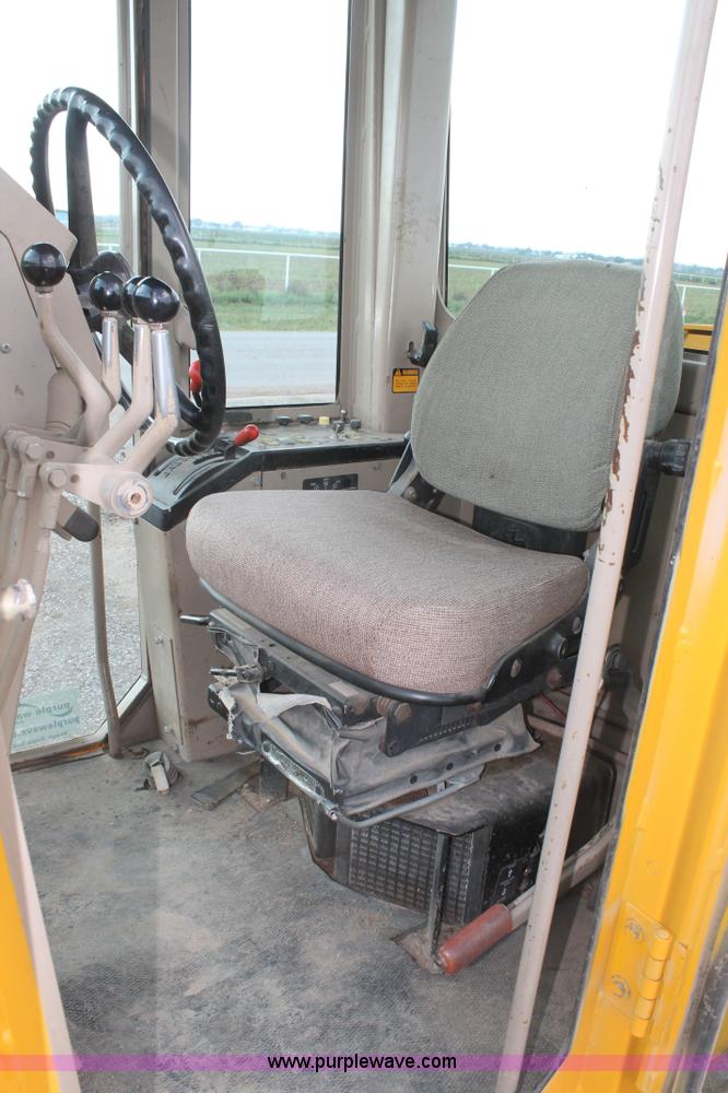 image for item H1714 1991 John Deere 670B articulated motor grader