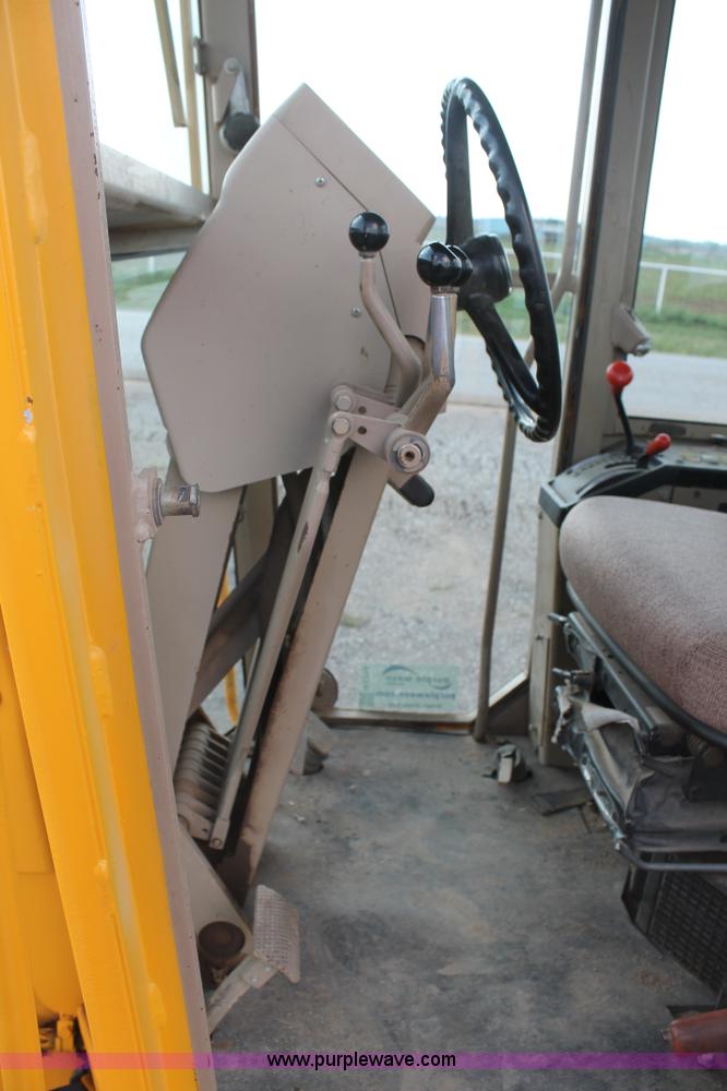 image for item H1714 1991 John Deere 670B articulated motor grader