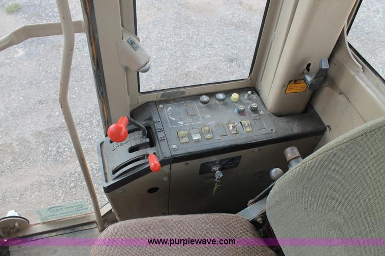 image for item H1714 1991 John Deere 670B articulated motor grader