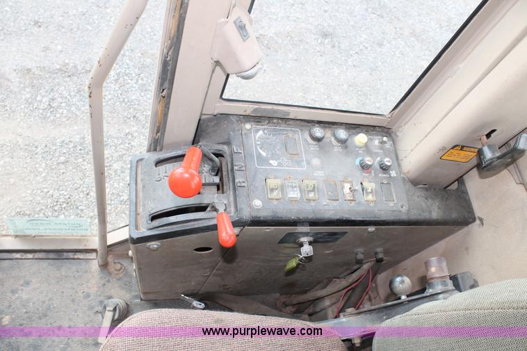 image for item H1714 1991 John Deere 670B articulated motor grader