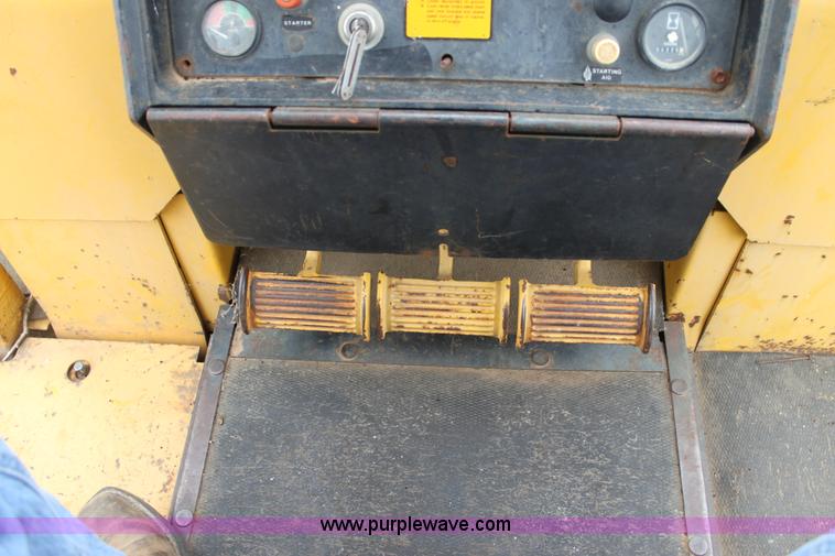 image for item H8830 1995 John Deere 755A track loader