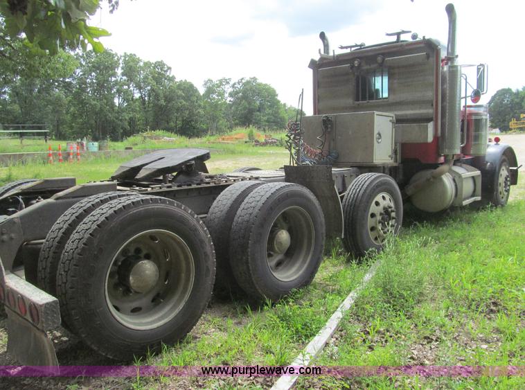 image for item H8916 1998 Peterbilt 379 semi truck