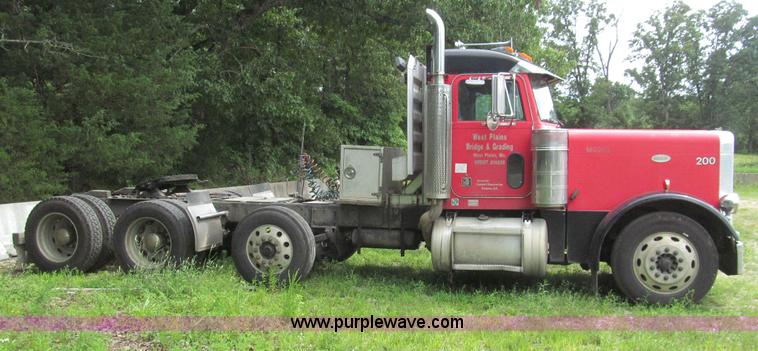 image for item H8916 1998 Peterbilt 379 semi truck