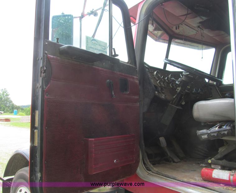 image for item H8916 1998 Peterbilt 379 semi truck