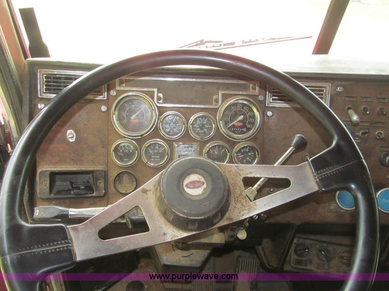 image for item H8916 1998 Peterbilt 379 semi truck