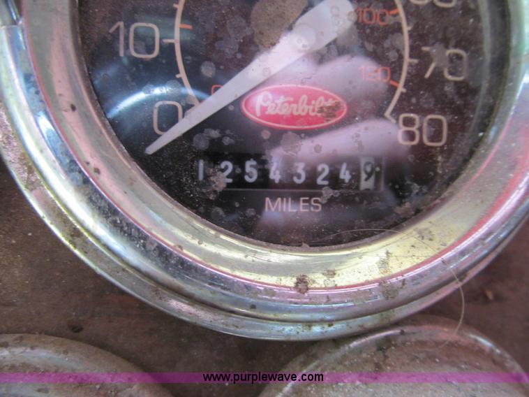 image for item H8916 1998 Peterbilt 379 semi truck