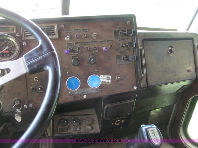 image for item H8916 1998 Peterbilt 379 semi truck