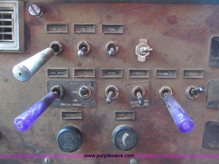 image for item H8916 1998 Peterbilt 379 semi truck