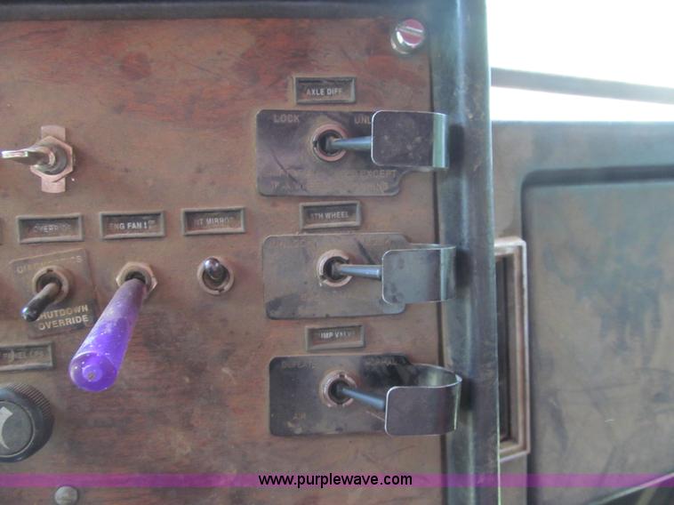 image for item H8916 1998 Peterbilt 379 semi truck