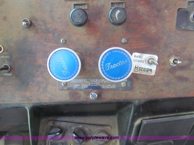 image for item H8916 1998 Peterbilt 379 semi truck