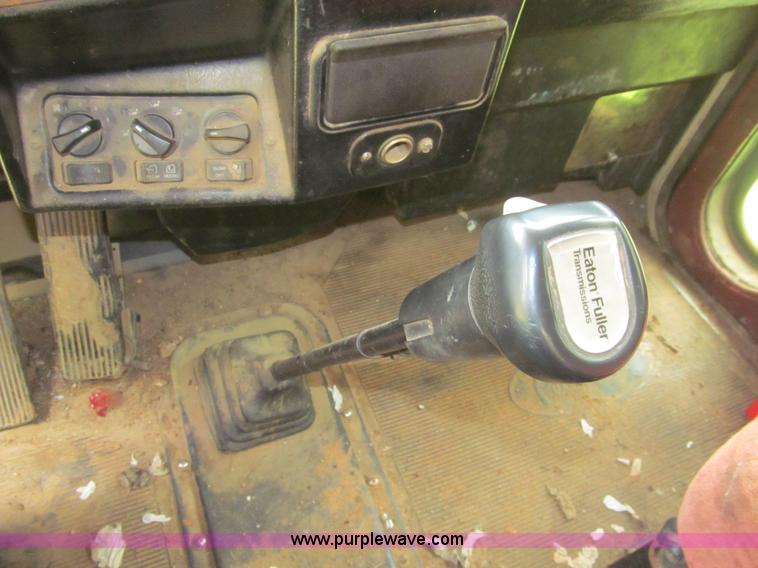 image for item H8916 1998 Peterbilt 379 semi truck