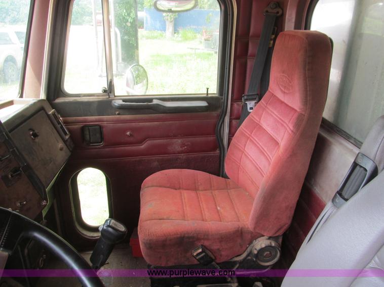 image for item H8916 1998 Peterbilt 379 semi truck