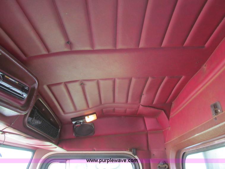 image for item H8916 1998 Peterbilt 379 semi truck