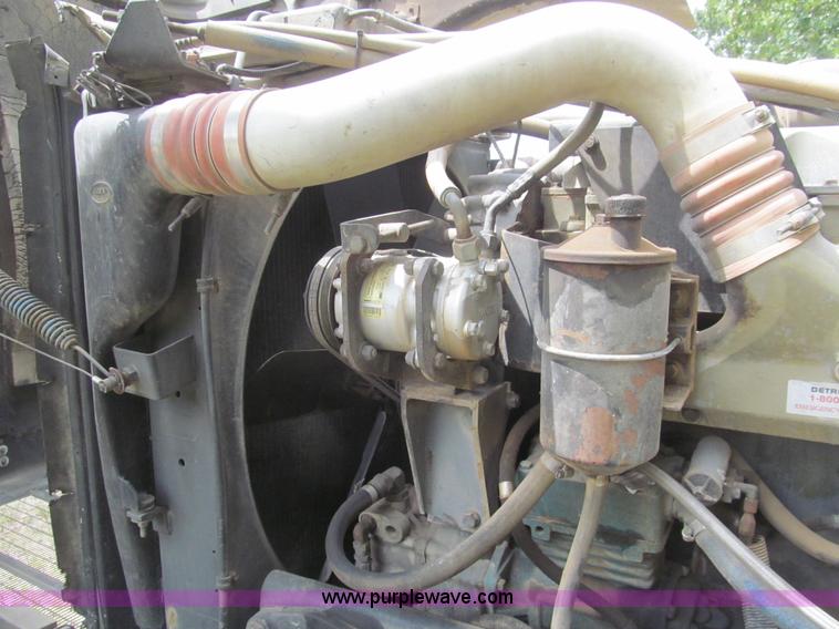 image for item H8916 1998 Peterbilt 379 semi truck