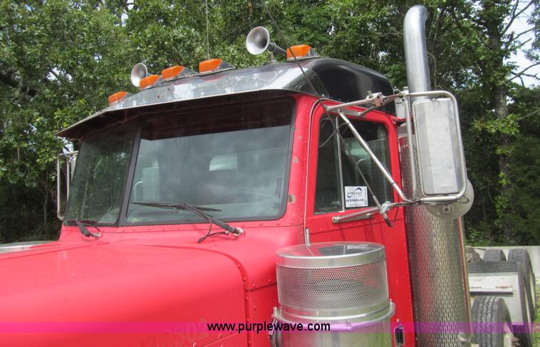 image for item H8916 1998 Peterbilt 379 semi truck