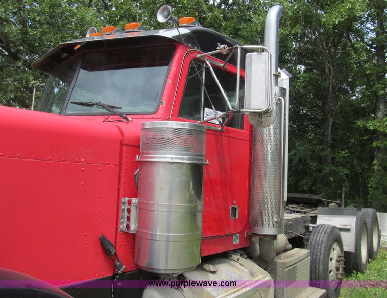 image for item H8916 1998 Peterbilt 379 semi truck