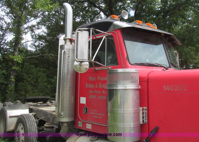 image for item H8916 1998 Peterbilt 379 semi truck