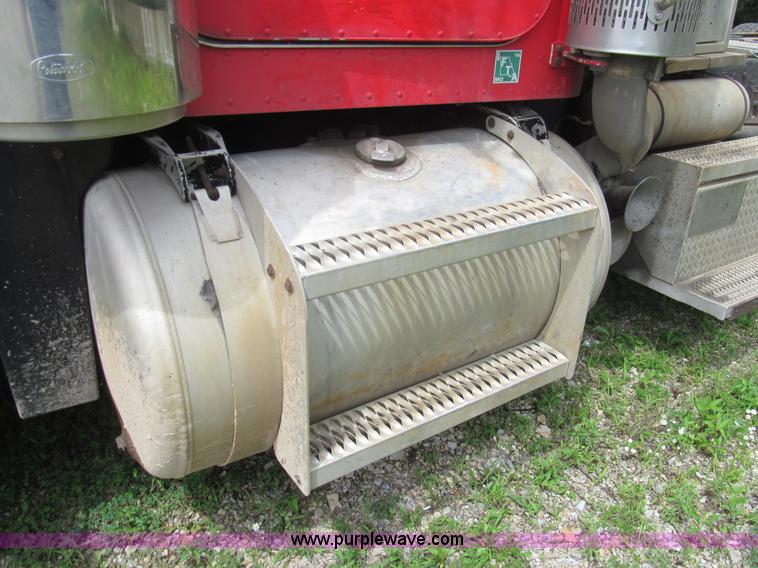 image for item H8916 1998 Peterbilt 379 semi truck