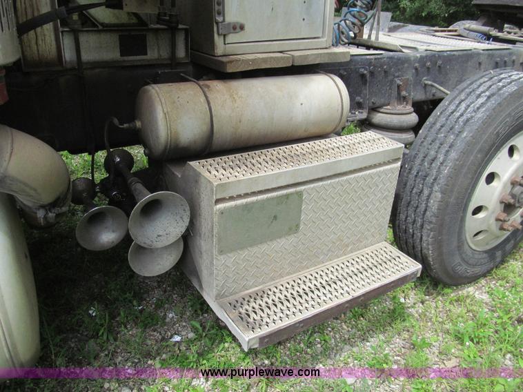 image for item H8916 1998 Peterbilt 379 semi truck