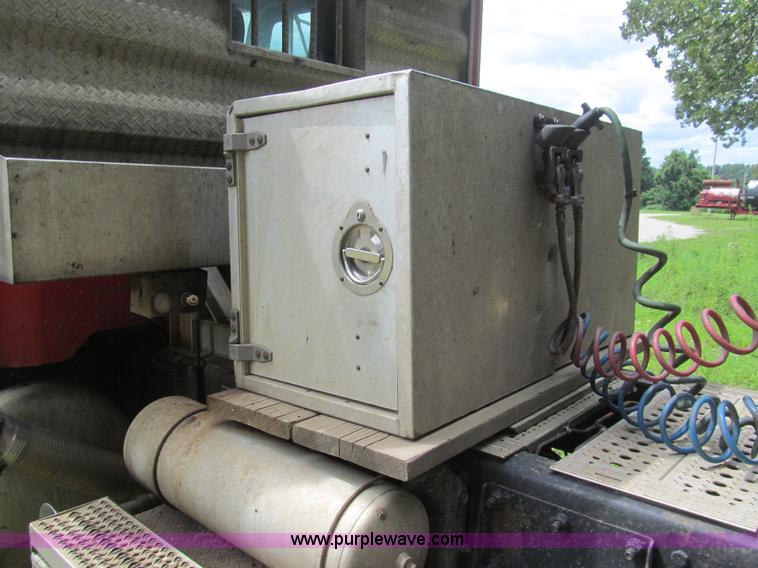 image for item H8916 1998 Peterbilt 379 semi truck