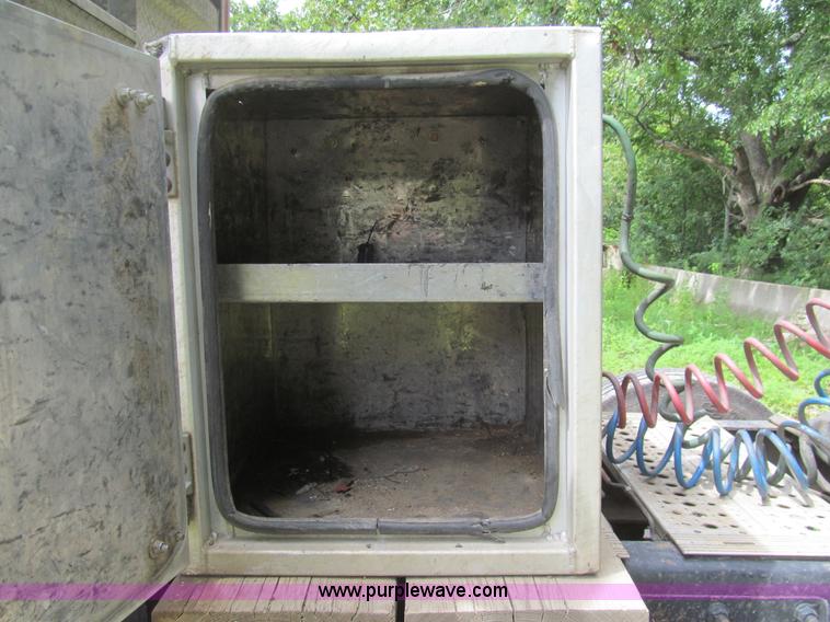 image for item H8916 1998 Peterbilt 379 semi truck