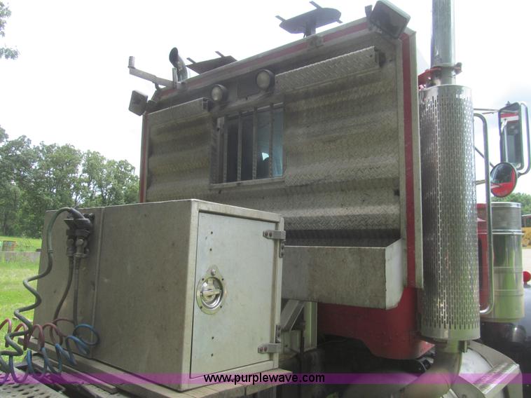 image for item H8916 1998 Peterbilt 379 semi truck