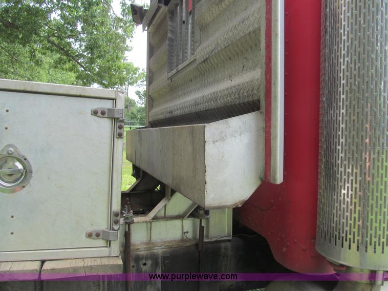 image for item H8916 1998 Peterbilt 379 semi truck