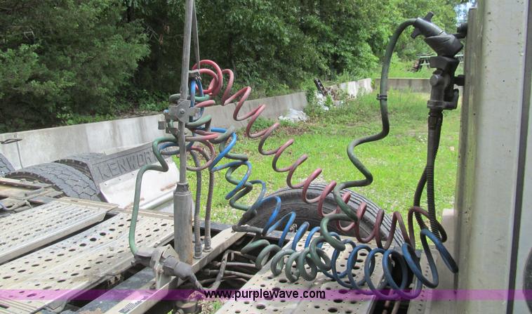 image for item H8916 1998 Peterbilt 379 semi truck