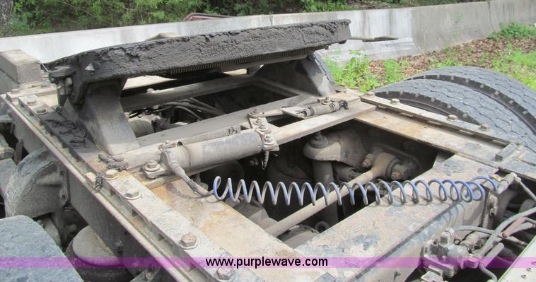 image for item H8916 1998 Peterbilt 379 semi truck