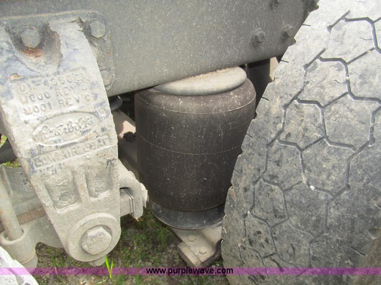 image for item H8916 1998 Peterbilt 379 semi truck