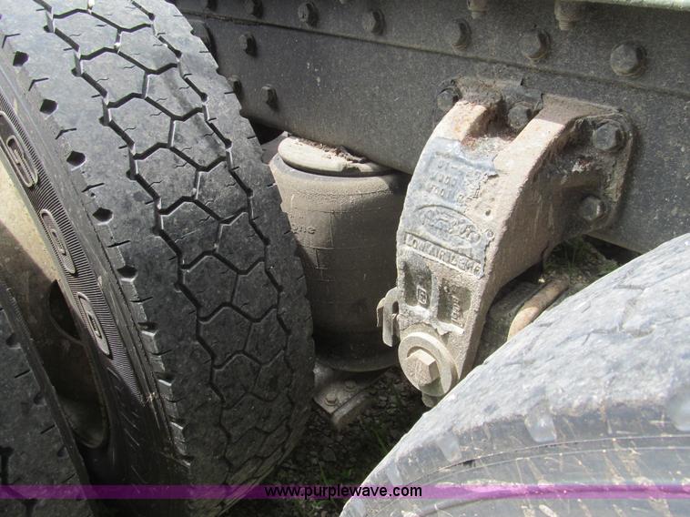 image for item H8916 1998 Peterbilt 379 semi truck