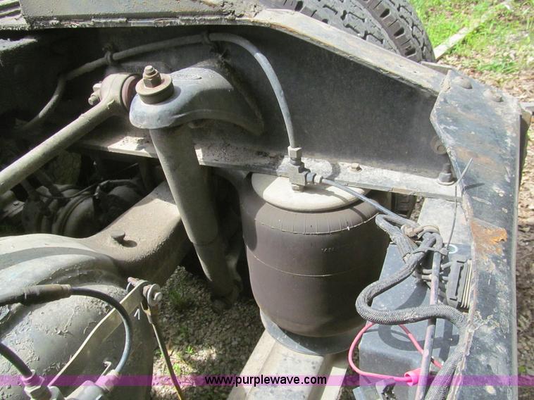 image for item H8916 1998 Peterbilt 379 semi truck