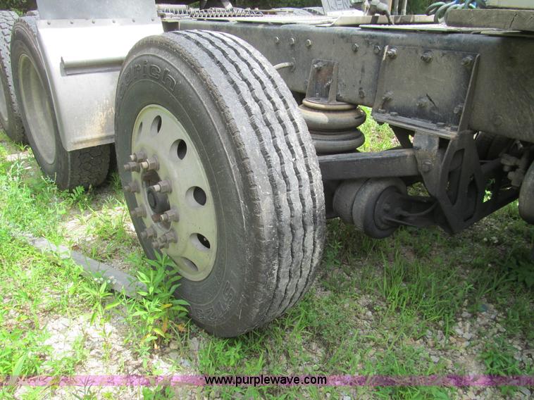 image for item H8916 1998 Peterbilt 379 semi truck