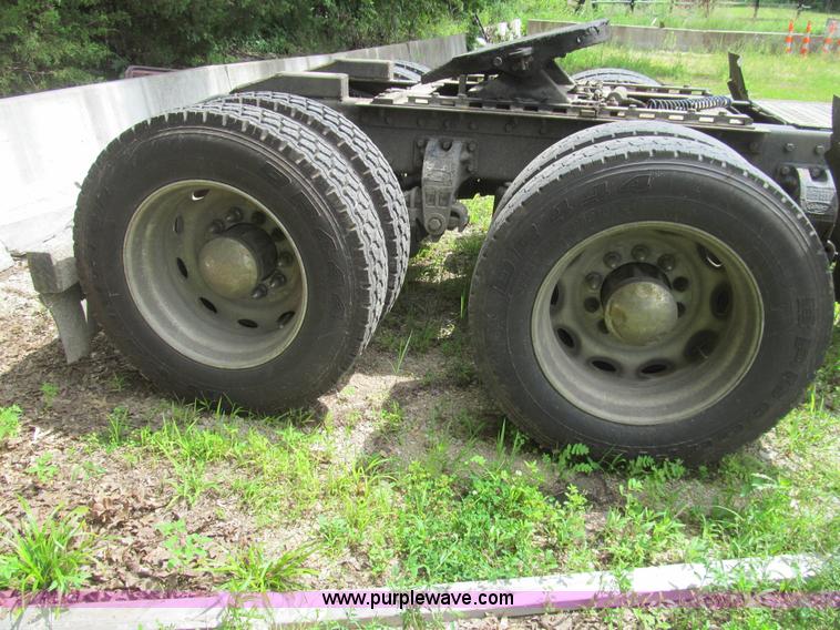 image for item H8916 1998 Peterbilt 379 semi truck