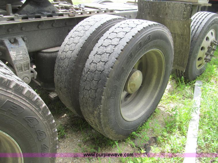 image for item H8916 1998 Peterbilt 379 semi truck