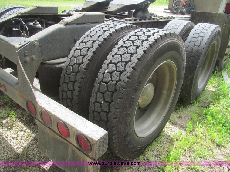 image for item H8916 1998 Peterbilt 379 semi truck