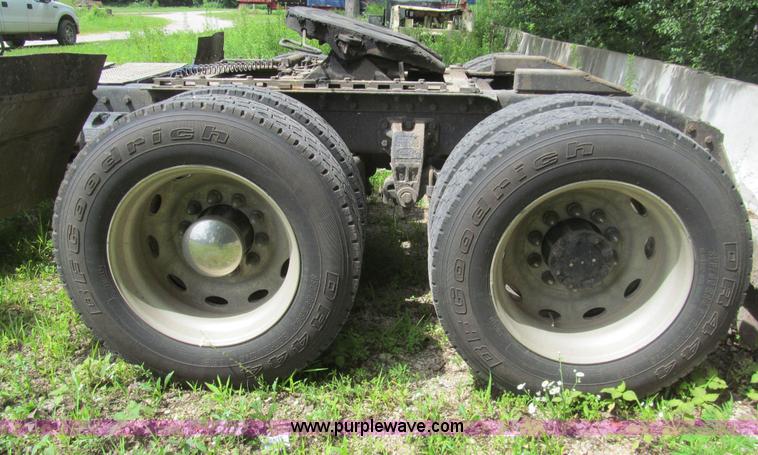 image for item H8916 1998 Peterbilt 379 semi truck