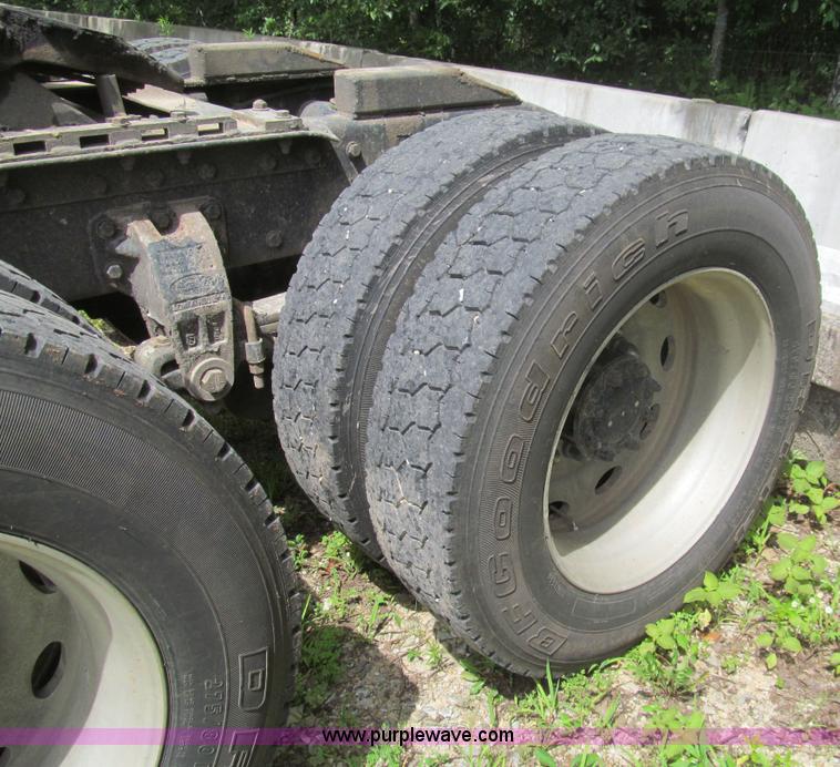 image for item H8916 1998 Peterbilt 379 semi truck