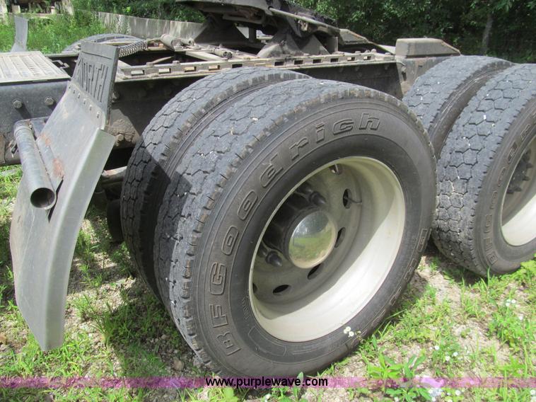 image for item H8916 1998 Peterbilt 379 semi truck