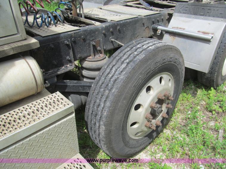 image for item H8916 1998 Peterbilt 379 semi truck