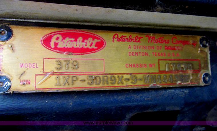 image for item H8916 1998 Peterbilt 379 semi truck