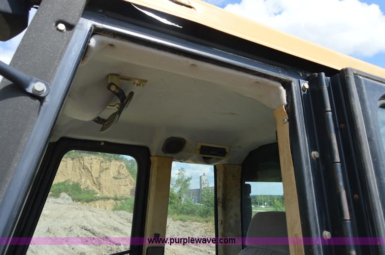 image for item I2987 1999 Caterpillar 963C track loader