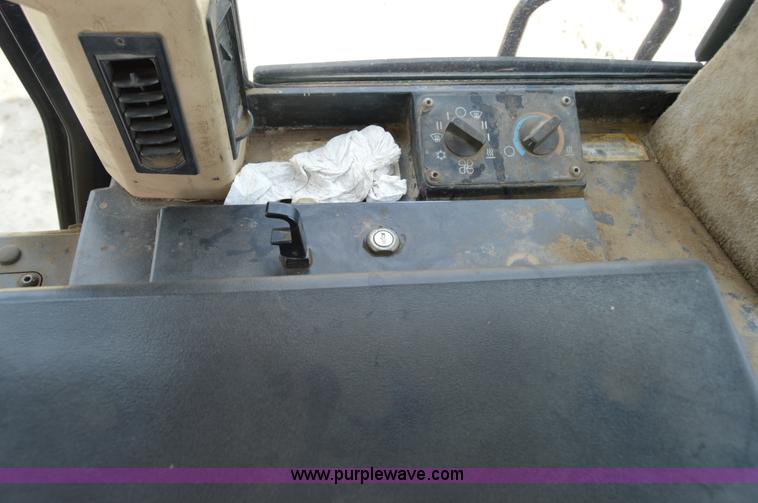 image for item I2987 1999 Caterpillar 963C track loader