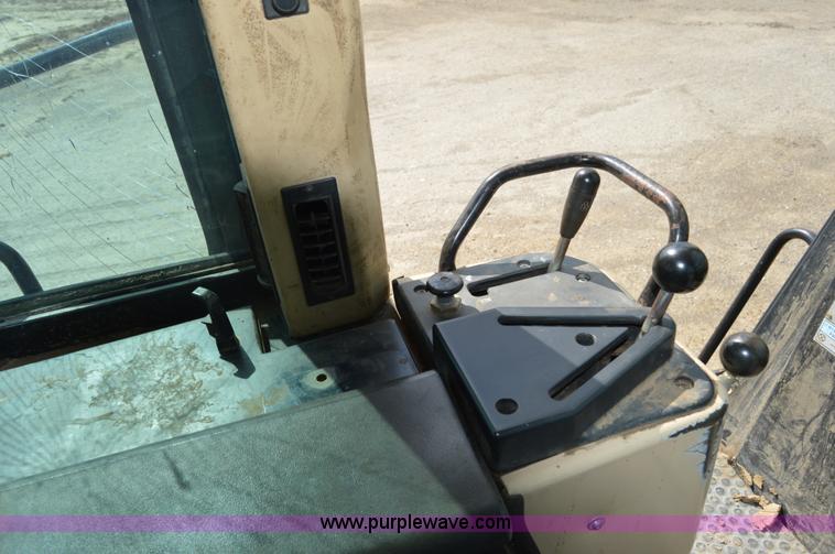 image for item I2987 1999 Caterpillar 963C track loader